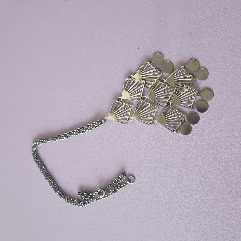 Silver shell pattern necklace